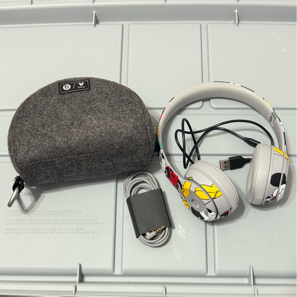 Disney Mickey Mouse Beats by Dre Over-Ear Headphones Bluetooth Case Trading Pin